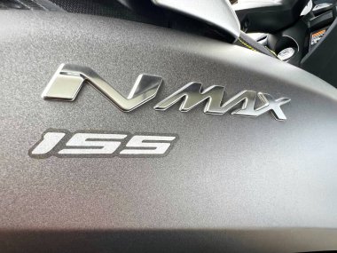 Malang, Endonezya - Ocak 27.2024: Yamaha Motosikletinin gövdesindeki NMAX amblemi Endonezya 'da çok popüler bir otomatiktir.