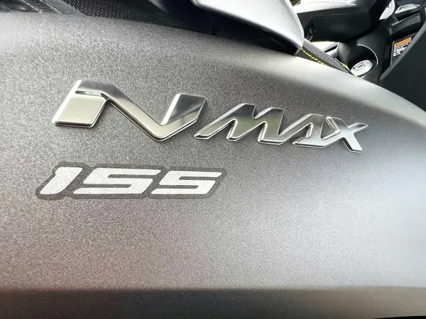 Malang, Endonezya - Ocak 27.2024: Yamaha Motosikletinin gövdesindeki NMAX amblemi Endonezya 'da çok popüler bir otomatiktir.