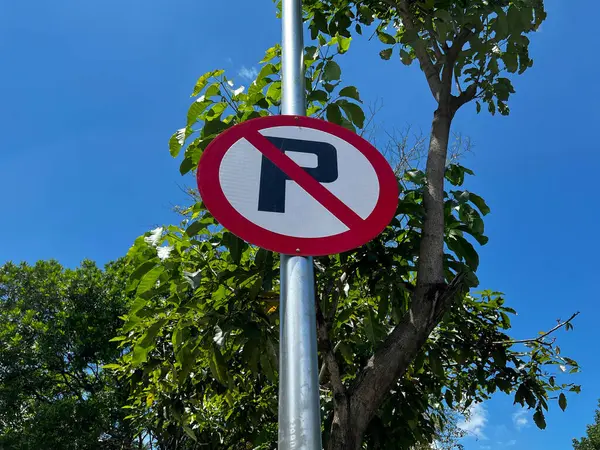 Malang, Endonezya - 25 Ocak 2024: P harfinin üzerinin çizildiği bir tabela yola park etmenin yasak olduğunu gösteriyor