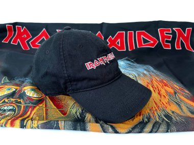 Malang, Endonezya - Ocak 25.2024: Heavy Metal grubu Iron Maiden 'ın tasarımıyla basıldı. Satılık klasik rock müzik hatıraları.