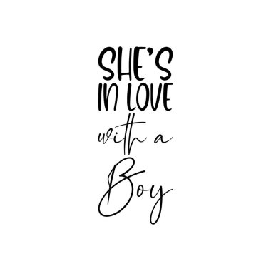 Siyah harflerle alıntı yapan bir çocuğa aşık.