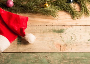 Fotokopi alanının altında kırmızı Noel Baba şapkası olan Noel arkaplanı