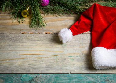 Fotokopi alanının altında kırmızı Noel Baba şapkası olan Noel arkaplanı