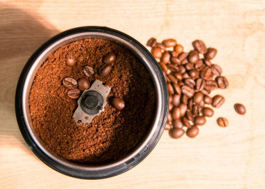 kahve Öğütücü ve kahve.