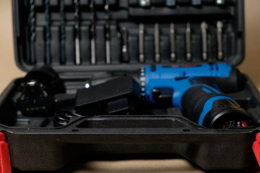 Güçlü kablosuz matkap içeren bir araç kitinin çok yönlülüğünü keşfet