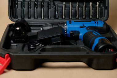 Kablosuz tornavida içeren ev yenileme için gerekli araç gereçleri