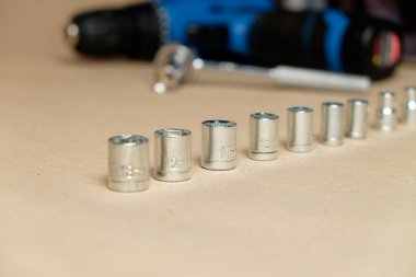 Pille çalışan matkapları ve gerekli aksesuarları olan yüksek kaliteli soketler.