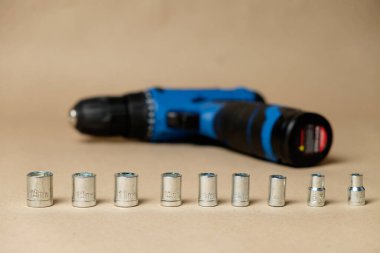 Ev onarımı için el bilgisayarı tornavida gösteren temel araç çantası