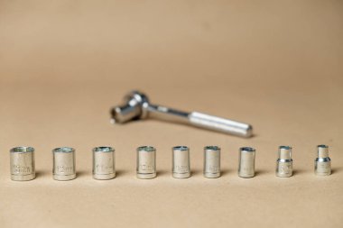 Ev onarımı için el bilgisayarı tornavida gösteren temel araç çantası