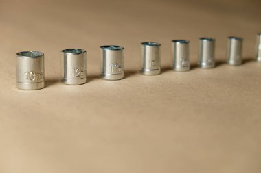 Ev onarımı için el bilgisayarı tornavida gösteren temel araç çantası