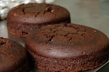 Sıcak bir mutfak ortamında tezgahın üzerinde nefis pişmiş çikolatalı kekler. Her kutlama ve tatlı aşığının keyif alması için mükemmel.