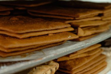 Sıcak bir mutfaktaki tepside serin taze fırınlanmış çikolatalı kekler tatil sezonu için süslenmeyi bekliyor..