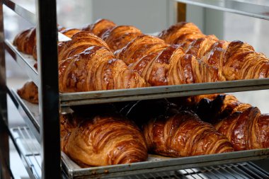 Fırında taze kruvasan.