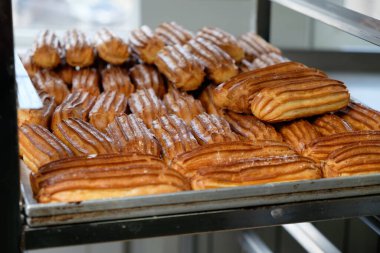 Fırında kruvasan var. Paris 'te bir markette satılıyor.