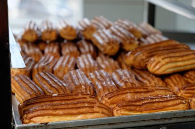 Bir dükkanda tatlı ve Fransız pastası