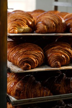 Fırında taze kruvasan var. yüksek kaliteli fotoğraf