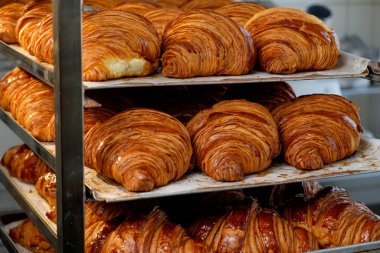 Fırının tezgahında taze kruvasanlar var.