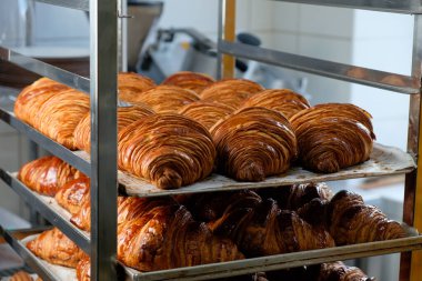 Fırındaki tezgahın üstünde taze ekmek ve hamur işleri var.