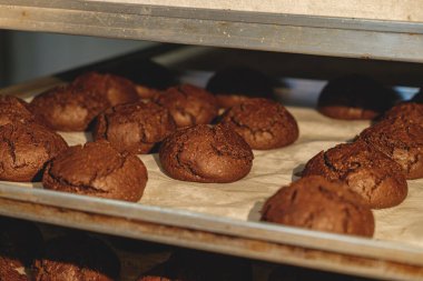 Mutfaktaki fırında taze çikolatalı kek.