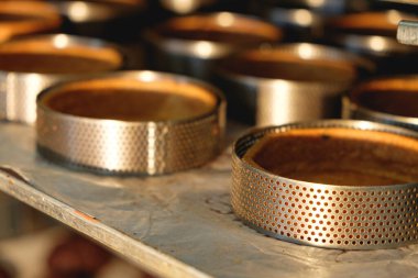 Kahve çekirdekleri metal tencerede