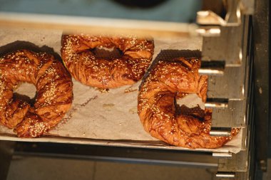 Fırındaki taze ekmeği kapat.