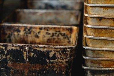 Piyasadaki eski tahta fıçı.