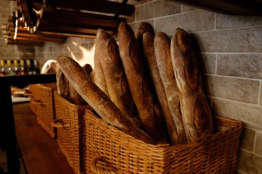 Pastanede içi taze ekmek dolu sepet.