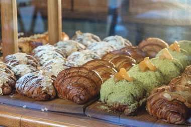 Pastanedeki lezzetli taze hamur işleri.