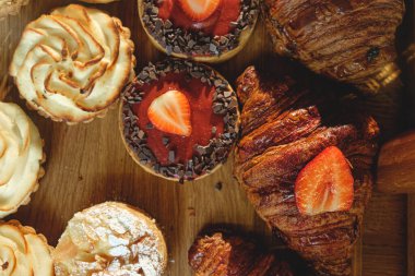 Lezzetli ve estetik. Yeni pişmiş hamur işleri..