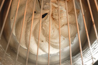 Karıştırıcıda dönen hamur, sıcak bir öğleden sonra güneşli bir mutfakta tutku pişirmenin özünü yakalar.