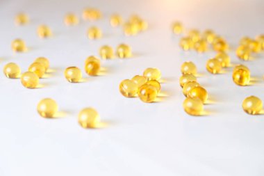 Parlak bir yüzeye saçılmış altın küreler sıcaklık ve sükuneti çağrıştırıyor.