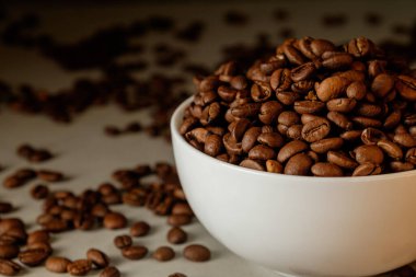 Taze kavrulmuş kahve çekirdekleri rahat bir kafe ortamında zengin bir koku yaratır.