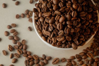 Taze kavrulmuş kahve çekirdekleri rahat bir ortamda zengin aromalar yaratır.