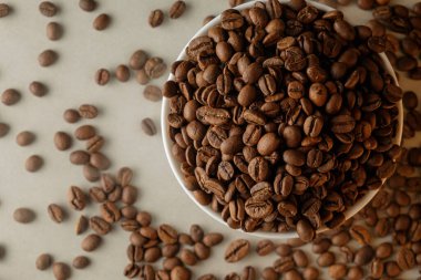Zengin ve aromatik kahve çekirdekleri sıcacık bir mutfakta sabah ayinleri düzenliyorlar.