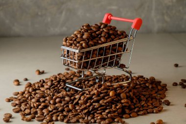 Sıcak bir mutfakta mis kokulu kahve çekirdekleri ile dolu küçük bir araba.