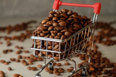 Alışveriş arabası açık hava pazarında taze kızarmış kahve çekirdekleri ile dolup taşıyor.