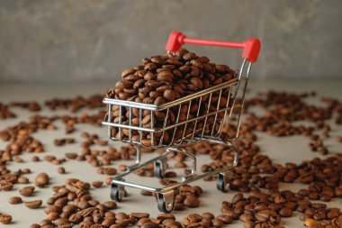 Taze kahve çekirdekleri ile dolu alışveriş arabası eşsiz bir aroma sergiliyor.