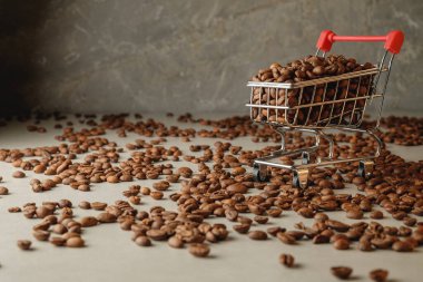 Kahve çekirdekleri, metalik bir arabada eşsiz bir alışveriş deneyimi yaratır.