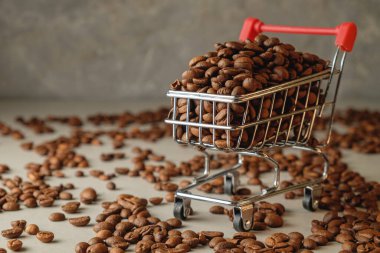 Kahve çekirdekleri, sanatsal bir gösteride alışveriş arabasından bol bol taşar.