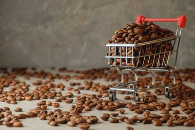 Alışveriş arabasında dökülen kahve çekirdeklerini inceliyorum.