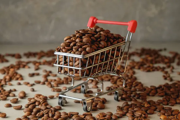Taze kahve çekirdekleri ile dolu alışveriş arabası eşsiz bir aroma sergiliyor.