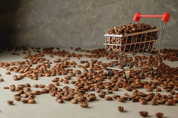 Kahve çekirdekleri, metalik bir arabada eşsiz bir alışveriş deneyimi yaratır.