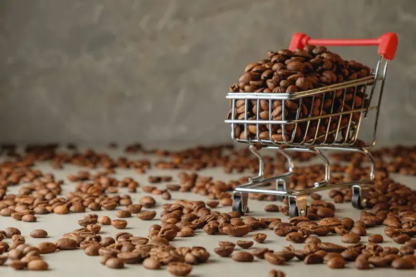 Alışveriş arabasında dökülen kahve çekirdeklerini inceliyorum.