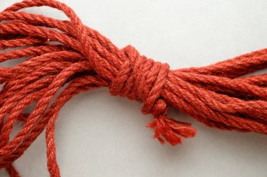 Sakin uzayda jüt halatla geleneksel Japon esaret sanatı yaratmak