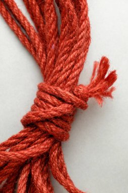 Shibari alıştırması ve ifadesi için ustaca hazırlanmış jüt ipi.