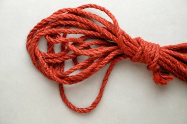 Şii sanatını keşfederek doğal jüt halatla mükemmel köleliği keşfetti.