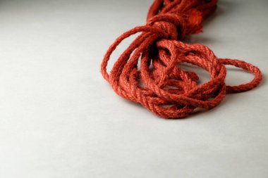 Shibari için doğal halatla sanatsal ifadeler keşfediyorum.