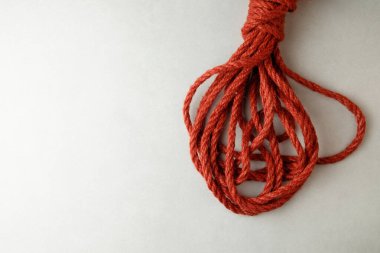 Shibari ve Japon köleliği için doğal kenevir ipinin sanatını araştırıyorum.
