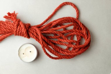 Sanatsal Shibari keşfi için mumla sarılmış doğal kenevir ipi.