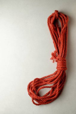 Japon köleliğinde ve Shibari 'de jüt ipin cazibesini keşfetmek.